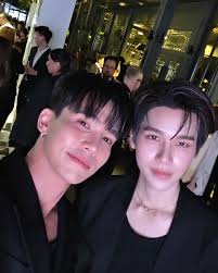 Duo populer Max dan Ohm kembali mencuri perhatian publik setelah keduanya  diundang secara istimewa oleh Giorgio Armani untuk menghadiri acara  eksklusif yang digelar hari ini. Kehadiran mereka tidak hanya menambah  kilau pada