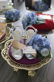 Tutorial gubahan dulang hantaran menggunakan bunga matahari dekorasi ala gaya rustic by tutorial gubahan sejadah bersama telekung di dalam 1 dulang hantaran yang sama. Tips Gubahan Hantaran Simple 10 Diy Wedding Decorations Wedding Keepsakes Gold Wedding Theme
