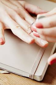 Entfernen ohne aceton ist allerdings nicht möglich. Shellac Selbst Entfernen So Einfach Geht Es Zu Hause Glamour