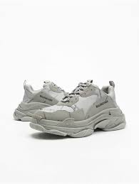 Discover the collection of designer speed sneakers for at the official online store. Balenciaga Herren Sneaker Triple S In Grau 816136