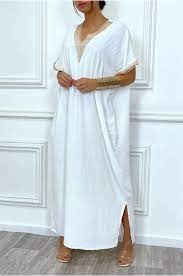 Robe longue blanche, fluide avec détails en dentelle