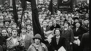 November 1918, kurz nach ende des ersten weltkrieges, war dieses recht in die verfassung der weimarer republik geschrieben worden. Frauenbewegung Die Geschichte Der Emanzipation Br Fernsehen Fernsehen Br De