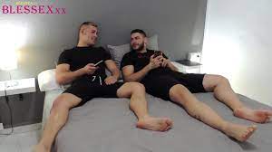 Straight friends watching porn - Magic Javi & Ricky Blue - XVIDEOS.COM