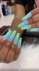 Realizas una base blanca con pintura en una uña que deseas o bien en todas; Guccihot Manicura De Unas Decoracion Unas De Gel Unas De Acrilico Largas