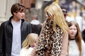 Claudia schiffer appeared on the covers of more than 500 magazines which includes cosmopolitan,vogue, and rolling stone.she has a they have three children named,caspar matthew de vere drummond (son),clementine poppy de vere drummond (daughter), cosima violet de. German Model Claudia Schiffer Is Living Happily With Husband Matthew Vaughn And Children
