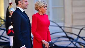 Emmanuel et Brigitte Macron sur les Champs-Élysées : entre éclat et controverse, l'image qui divise la France
