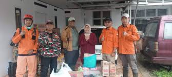 BRIGADE 17 LASKAR MERAH PUTIH KOTA CIMAHI 🇮🇩 TELAH MENYALURKAN BANTUAN  DONASI BERUPA SEMBAKO DAN KEBUTUHAN LAINYA KEPADA KORBAN LONGSOR PASIR  KUNING DESA.PASIR LANGU KEC.CISARUA KAB.BANDUNG BARAT #FRAY FOR CISARUA #LMP  KOTA