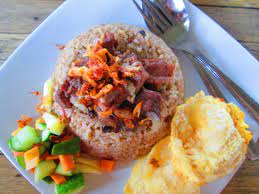 Nasi ini dimasak bersama kaldu daging kambing, susu kambing, dan minyak samin, disajikan dengan daging kambing goreng dan kadang ditaburi dengan irisan kurma atau kismis. Cara Membuat Memasak Nasi Kebuli Kambing Khas Arab Asli Resep Resep Masakan Asia Makanan Enak
