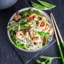 Asiatische Glasnudel Bowl Mit Lachs Und Sesam Glasnudelsalat Glasnudeln Glasnudeln Rezept