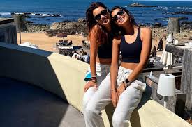 Mãe da titi e do djuj apresentadora na @tvioficial portolisboa joaobelo@naughtyboys.pt. Maria Cerqueira Gomes Desfruta De Caminhada Junto Ao Mar Com A Filha