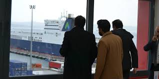 Bana gemisi libya'dan sonra yeni yük almak için geldiği i̇talya'nın cenova limanı'nda pazartesi gününden bu yana bekletiliyor. Italya Yla Ro Ro Gemisi Seferlerinin Surmesi Tartisma Yaratti