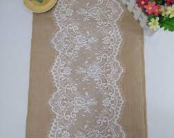 Naturliche Sackleinen Tischlaufer Hochzeit Tischlaufer Mit In 2020 Burlap Table Runners Personalized Table Runner Lace Table Runners