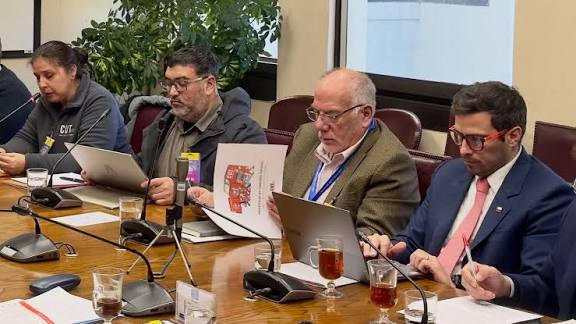 La Central Unitaria de Trabajadores y Trabajadoras, representada por la  vicepresidenta nacional, Gabriela Farías y el vicepresidente de  Comunicaciones, David Acuña, estuvieron presentes en la Comisión de Trabajo  y Previsión Social del