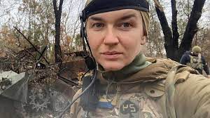 まるで死をもてあそぶような」 ウクライナの前線で戦う女性兵たち - BBCニュース