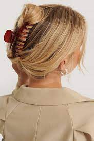 Vous êtes dans un espace tendance qui va vous inspirer et aux coiffure barrette cheveux longs. Pince Crocodile Voici L Accessoire Cheveux Venu Des 90s Qui Fait Son Grand Retour Clip Hairstyles Hair Clips Pretty Hairstyles