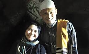 Tidak mustahil jika jin mencintai manusia, tidak kiralah jin betina mencintai manusia lelaki atau sebaliknya. 8 Tanda Dan Ciri Ciri Lelaki Yang Benar Benar Cintai Pasangannya Iluminasi