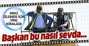 Adana demirspor başkanı murat sancak, 421 gün hak mahrumiyetinin bitmesinin ardından takımını desteklemek için protokol tribününde yerini aldı. Adana Demirspor Baskani Murat Sancak I Ceza Durduramadi Vince Cikip Mac Izledi Takvim