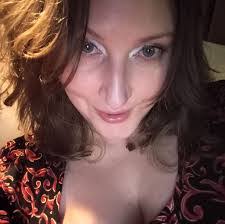 Holly Sink's Instagram, Twitter & Facebook