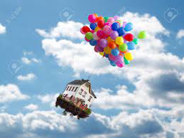 ballons mit haus fliegt uber die wolken konzept lizenzfreie fotos bilder und stock fotografie image 86503076