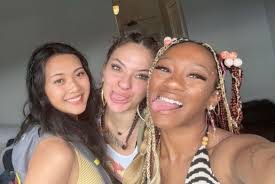 Kara Beavers's Instagram, Twitter & Facebook