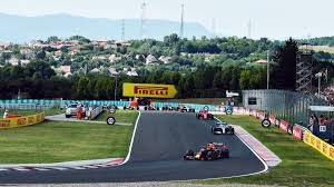 A legutóbbi diadal után a red bull hazai pályán mérhet újabb csapást a mercedesre, ám mindkét élcsapatnak számolnia kell a vasárnapra jósolt viharral. Hungarian Grand Prix 2021 F1 Race