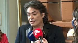 Συγγροσ ανδρέας, τραπεζίτης έν κ/πόλει. O Dionyshs Sxoinas Bazei Teleia Stis Fhmes Gia To Afierwma Ston Foibo Zappit