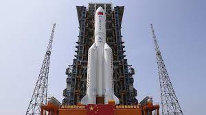 La fusée chinoise devrait entrer dans l'atmosphère terrestre vers le 8 mai et le pentagone suit la trajectoire de la fusée au milieu des inquiétudes quant à l'endroit où ses débris pourraient avoir un. Un Morceau De Fusee Chinoise Hors De Controle Tombera Sur Terre Cette Fin De Semaine Radio Canada Ca