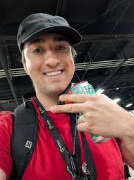 I'm a huge hot toy 1/6 collector. Are there a lot of vendors at the expo  usually? Kinda the main reason I wanna go and I haven't been in years so I