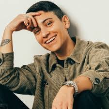 Alex Gee's Instagram, Twitter & Facebook