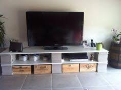Planches Parpaings Caisses De Vin Boutons Depareilles Meuble Tv Ameliore Ideebricolagemeuble Mobilier Maison Meuble Deco Deco Maison