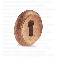 Legno naturale e decorato in un unico posto, dove potete ammirare la nascita di un oggetto da mani artigiane e la sua evoluzione attraverso quell''alchimia fatta di colle, colori, terre e misture che completano l'opera, frutto della passione che abbiamo per questo lavoro. Intarsi Cornici E Legno Archivi Ruffoli