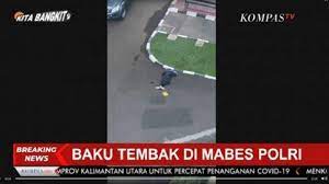 Penyerang mabes polri tewas di tempat setelah beraksi dengan membawa pistol. Decnc6enpb2c1m