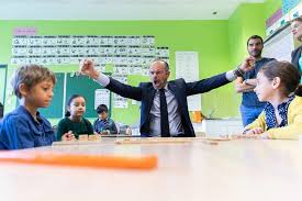 Edouard philippe, né en 1970, a été premier ministre d'emmanuel macron de mai 2017 à juillet 2020. Former French Prime Minister Edouard Philippe Defeats Children In A Game Of Dominoes During A Visit To A School September 2019 Europe
