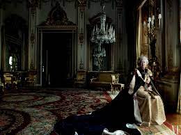 Sono le donne ritratte da annie leibovitz, la fotografa americana approdata a milano con women: Annie Leibovitz S Intimate Portraits Of Queen Elizabeth Ii And The Roy Vanity Fair