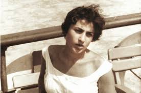 Bilindiği üzere nazım hikmet yolundan giden ,anadolu şiirini bozkırlara,dağlara duyuran şair öyleki bu uğurda zorluklar,çileler çektiği şiirlerinde duyulur ve bunlara göğüs germesini sağlayan şeyin de leyla ya duyduğu aşk olduğunu bu eserde okuyoruz. Ahmet Arif In Leyla Erbil E Yazdigi Mektup Kagitlarina Kor Dusuren 16 Dize Listelist Com