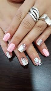 Puedes usar detalles en colores mates , la combinación rosa y gris es perfecta , con grandes lunares. Pin De K Amila A Ndrea En Nagel Mit Blumen Manicura De Unas Manicura Unas Cencillas