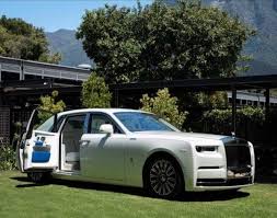 Rolls royce dealership in south africa. Check Out The Interior Of This One Off Rolls Royce Phantom Painted By 84 Year Old Sa Artist Autojosh