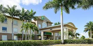 John pennekamp state park is 3.2 mi from holiday inn key largo, while swimming with dolphins at dolphin plus bayside is 4 minutes' drive away. Florida City Hotels Holiday Inn Express Suites Florida City Gateway To Keys