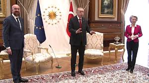 It was all she could do at that instance, without the help of her fellow eu president. Von Der Leyen Muss Auf Sofarand Platz Nehmen Erdogans Turkei Bleibt Eine Machowelt Politik Tagesspiegel