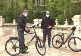 Jun 03, 2021 · la rândul său, klaus iohannis a precizat că românii nu merg atât de des cu bicicleta și pentru că orașele au fost create în așa fel încât să fie funcțioanle aproape exclusiv pentru mașini, motiv pentru ca pistele se regăsesc în număr mic. Klaus Iohannis A Mers Cu Bicicleta La Cotroceni Este Sanatos Si Descongestioneaza Traficul Ii Incurajez Pe Toti Romanii Sa Incerce Aktual24