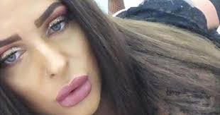 Glamourmodellen Ria Cooper från Hull är arg över fotografens "transfobiska  kommentarer" : r/unitedkingdom