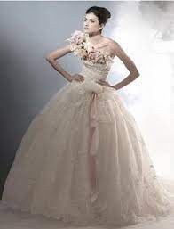 Il bustino stretto è impreziosito da strass, cristalli e delicati ricami. Abiti Da Sposa Negozi Cinesi Abiti Da Sposa Sposa Abiti