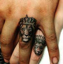 Lwentatoos Eheringe Statt Tolle Ideelowentatoos Statt Eheringe Tolle Idee Lion Tattoo Cute Couple Tattoos Queen Tattoo