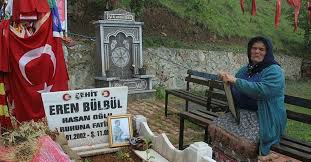 Trabzon maçka'da 11 ağustos 2017'de teröristler tarafından şehit edilen eren bülbül 15 mezarı başında dualarla anıldı. Pkk Li Teroristler Tarafindan Sehit Edilmisti Eren Bulbul Suz 5 Bayram Takvim
