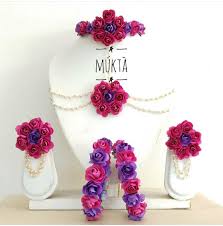 Pin By Floral Ornaments On Mallika Singh Radhey In 2020 Flower Jewelry Designs Real Flower Jewelry Flower Jewellery For Haldi