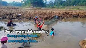 Waduk saguling adalah waduk/danau buatan yang terletak di kabupaten bandung barat pada ketinggian 643 m di atas. Heboh Air Surut Rebuan Ikan Mabok Waduk Saguling Youtube