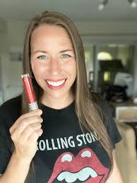 Let me know what's in stick I need an order 😍 wanting some more lip gloss  options too ❤️