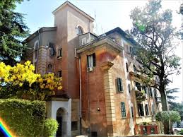 Los huéspedes de negocios disfrutan del desayuno. Appartamento In Vendita A Roma Piazza Bologna Vreimmobiliare Srl Roma