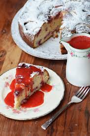 Gateau Aux Fraises Et A La Creme Sure Coulis De Fraises Gateau Fraise Dessert Coulis De Fraise