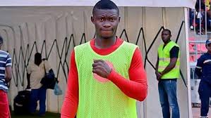 Um jogador sueco tinha arritimia cardiaca, e implantou um mini desfibrilador direto no coração. Jogador Do Girabola Morre Em Campo Durante Um Campeonato De Rua No Cazenga